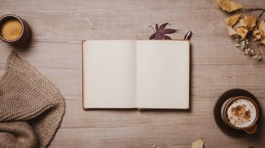 Kırmızı kalem, sonbahar yaprakları, cappuccino ve rahat yün eşarp ile sonbahar mockup eski defter. Düz yatıyordu, üst görünüm.