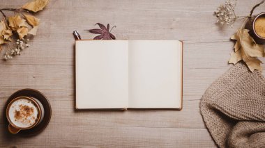 Kırmızı kalem, sonbahar yaprakları, cappuccino ve rahat yün eşarp ile sonbahar mockup eski defter. Düz yatıyordu, üst görünüm.