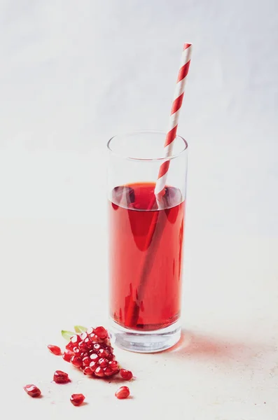 Zumo Granada Vaso Con Semillas Frutas Hojas Sobre Una Mesa —  Fotos de Stock