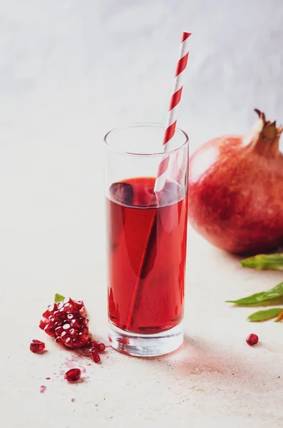 Zumo Granada Vaso Con Semillas Frutas Hojas Sobre Una Mesa —  Fotos de Stock