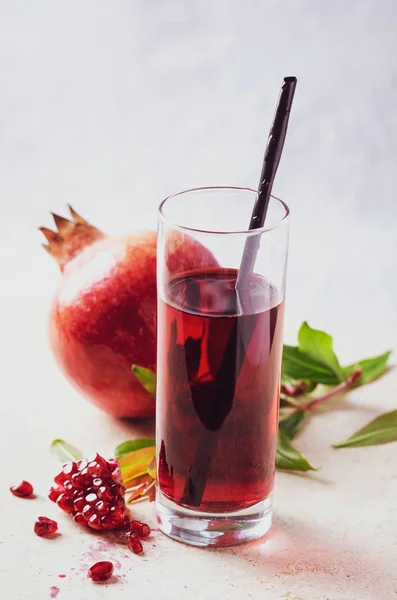 Granatäpple Juice Glas Med Frön Frukter Och Löv Ljus Marmorbord — Stockfoto
