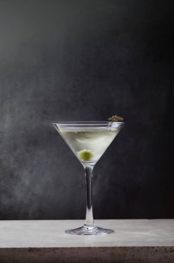 Martini Dry, cin ve kuru vermut tabanlı ünlü akşam yemeği öncesi kokteyl