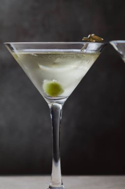 Martini Dry, cin ve kuru vermut tabanlı ünlü akşam yemeği öncesi kokteyl
