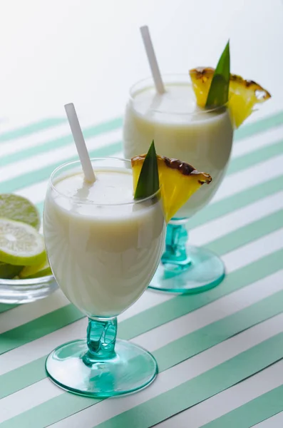 Milkshake Com Abacaxi Cocount Listras Água Verde Fundo — Fotografia de Stock