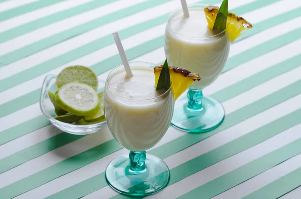 Milkshake Com Abacaxi Cocount Listras Água Verde Fundo — Fotografia de Stock