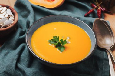 Mavi seramik kasede kabak çorbası.