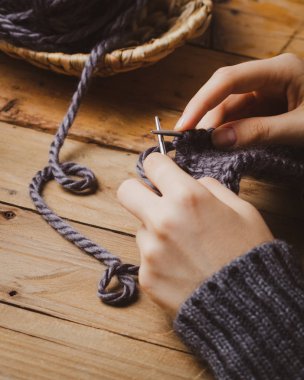 İğnelerle koyu yün örmek. Ev hobileri. Rahat konfor konsepti.