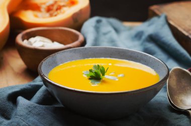 Mavi seramik kasede kabak çorbası.