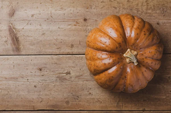 Eski ahşap masanın üzerine sonbahar balkabağı. Kopyalama alanı.