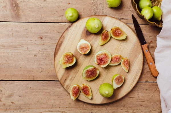 Rijpe vijgen fruit op een rustieke achtergrond. — Stockfoto