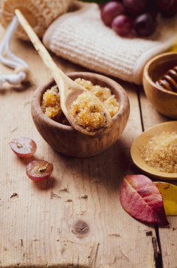 Esmer şekeri üzüm ve yağla ovmak için gerekli malzemeler, cilt bakımı için çevre dostu kozmetik ürünler..