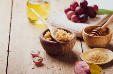Esmer şekeri üzüm ve yağla ovmak için gerekli malzemeler, cilt bakımı için çevre dostu kozmetik ürünler..