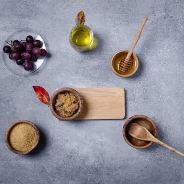 Esmer şekeri üzüm ve yağla ovmak için gerekli malzemeler, cilt bakımı için çevre dostu kozmetik ürünler..