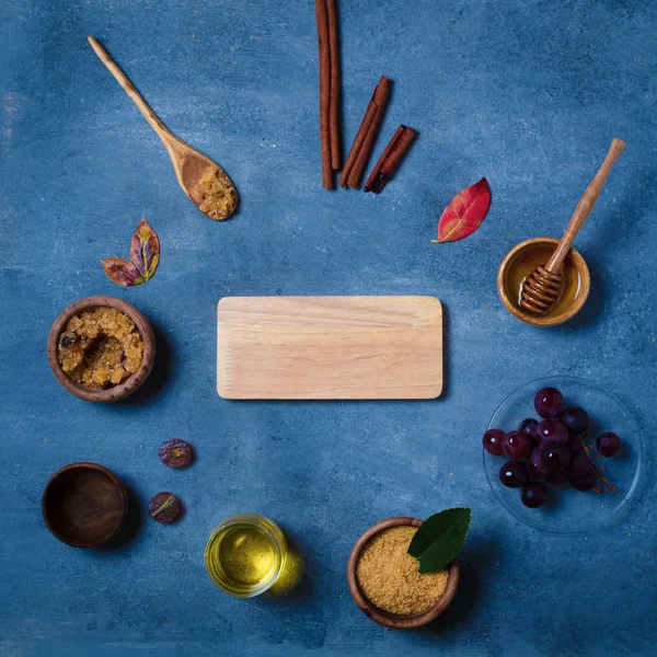 Esmer şekeri üzüm ve yağla ovmak için gerekli malzemeler, cilt bakımı için çevre dostu kozmetik ürünler..