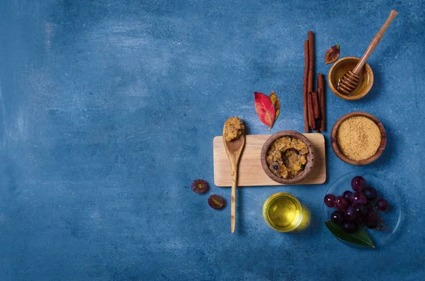 Esmer şekeri üzüm ve yağla ovmak için gerekli malzemeler, cilt bakımı için çevre dostu kozmetik ürünler..