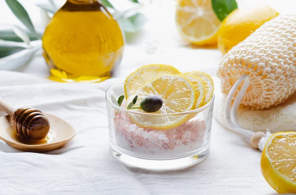 Összetevők rózsaszínű só citrommal és olívaolajjal történő súrolásához — Stock Fotó