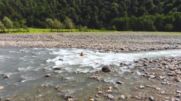 Vuelo Aéreo Detrás Del Kayak Que Rafting Río Montaña Cerca — Vídeo de stock