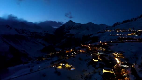 Εναέρια άνοδος πάνω στα βουνά του χιονοδρομικού κέντρου Gudauri, Γεωργία. Που λαμβάνονται από drone — Αρχείο Βίντεο