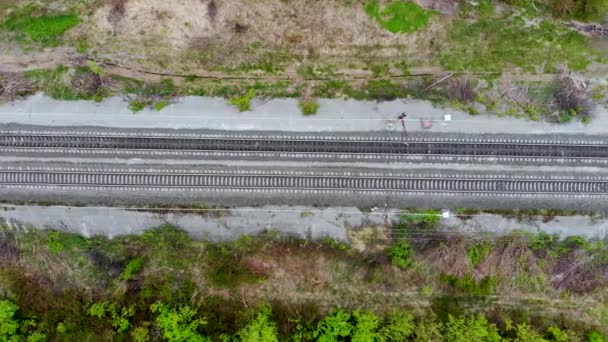 Légi felvétel a kanyargós vasútról a tavaszi délutánon. A drón elrabolta. — Stock videók