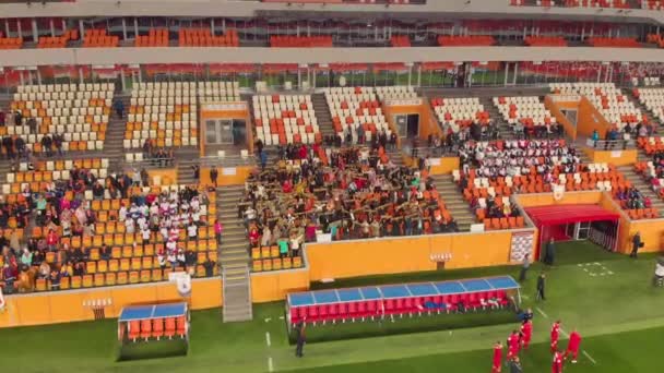 Letecký pohled na fotbalové fanoušky, kteří jsou na tribunách a aktivně podporují svůj tým — Stock video