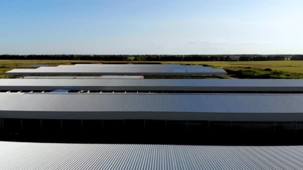 Lot nad dachami budynków przemysłowych z profili metalowych. Zabrane przez drona — Wideo stockowe