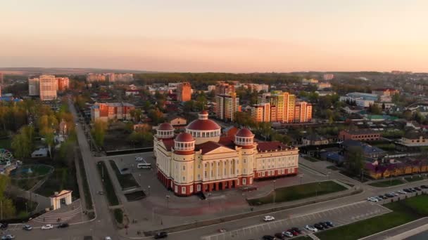 Voo radial aéreo ao redor de um grande edifício de museu em Saransk, Rússia — Vídeo de Stock