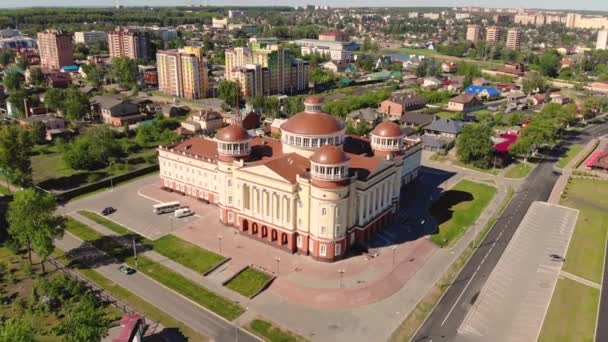 Rückflug aus der Luft vom großen Museumsgebäude in Saransk, Russland — Stockvideo