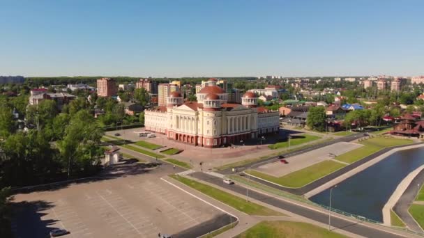Volo aereo in avanti verso il grande edificio del museo a Saransk, Russia — Video Stock