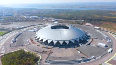 Rusya 'nın Samara kentindeki Cosmos Stadyumu' nun üzerinde havadan radyal uçuş. İnsansız hava aracı tarafından çekiliyor.