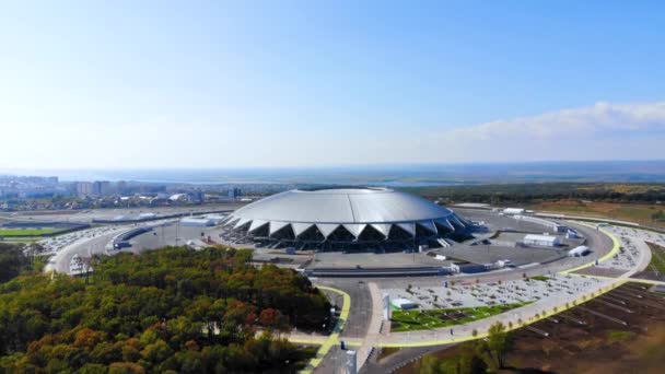 Voando ar ar subir sobre estádio Cosmos Arena em Samara, Rússia. Tomado por drone — Vídeo de Stock