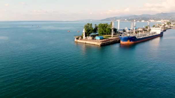 Let nad vodou k majáku a tankeru v přístavu Batumi. Pořízeno dronem — Stock video
