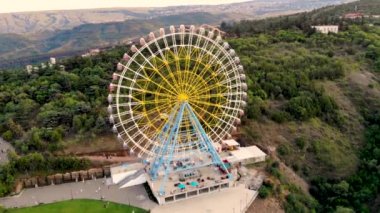 Tiflis, Georgia 'da dönme dolabın etrafında uçan hava radyal uçuşu.