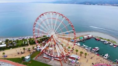 Batumi, Georgia 'da dönme dolap üzerinde uçan hava yörüngesi.