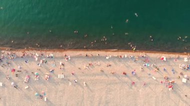 Batumi, Georgia 'da gün batımında kıyı şeridinde uçan hava aracı. İnsansız hava aracı tarafından çekiliyor.