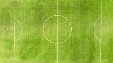Futbol sahası ve açık hava spor sahaları üzerinde havadan uçuş. İnsansız hava aracı tarafından çekiliyor.