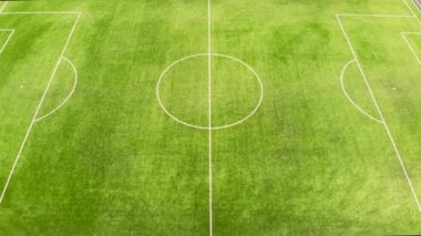 Futbol sahasından ve spor sahasından hava uçuşu. İnsansız hava aracı tarafından çekiliyor.