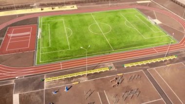 Yeni futbol sahası ve spor sahası üzerinde havadan uçuş. İnsansız hava aracı tarafından çekiliyor.
