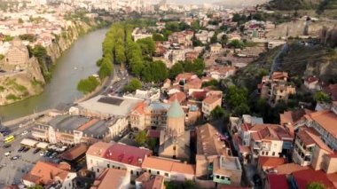 Tiflis 'in merkezindeki teleferiğin hava görüntüsü. İHA 'yla çekiliyor, yaklaşıyor.