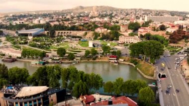 Gürcistan 'ın başkenti Tiflis' te havadan uçuş. İnsansız hava aracı tarafından çekiliyor.