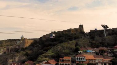 Georgia, Tiflis 'in merkezindeki teleferik görüntüsü. İnsansız hava aracıyla alındı, takip ediliyor.