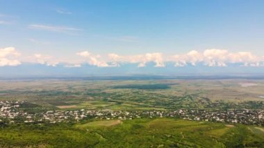 Gürcistan 'ın Alazani Vadisi' ndeki açık alanlara giden hava uçuşu. İnsansız hava aracı tarafından çekiliyor.