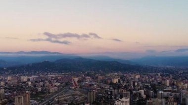 Gürcistan 'ın Batumi şehrinin üzerinde havadan uçuş yükselişi. İnsansız hava aracı tarafından çekiliyor.
