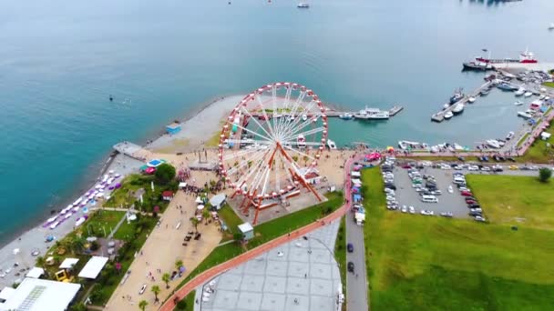 Aerial flying lowering down to the ferris wheel in the city Batumi, Georgia — Stock Video