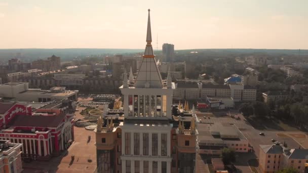 Aereo che vola intorno al centro della città di Saransk, Russia. Preso dal drone — Video Stock