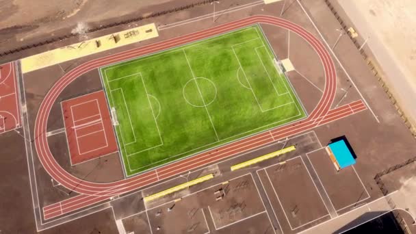 Aereo volare sorgere sopra nuovo campo di calcio e campi sportivi. Preso dal drone — Video Stock