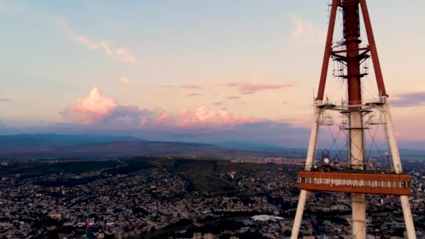 Vuelo aéreo más allá de la enorme torre de televisión que se eleva sobre toda la ciudad de Tiflis — Vídeo de stock