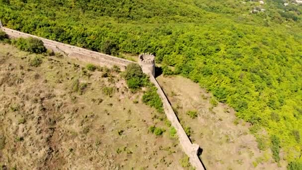 Luchtvlucht terug van de muren van het oude fort in de stad Signagi, Georgië — Stockvideo