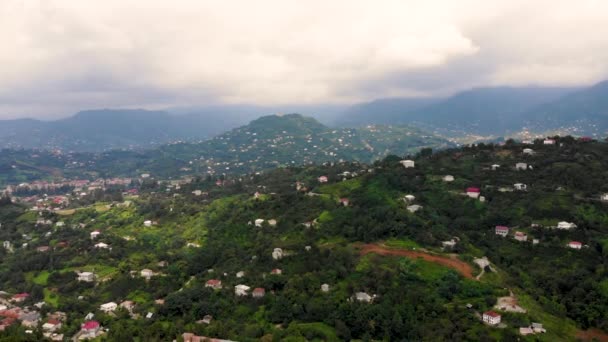空中飞行前往格鲁吉亚巴统附近的山区定居点 — 图库视频影像