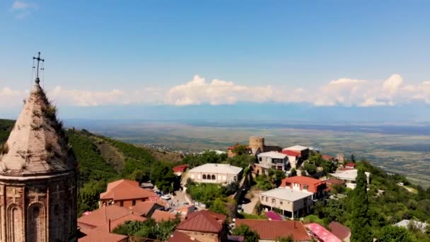 Volo aereo oltre il vecchio campanile fino alla torre di avvistamento della vecchia fortezza di Signagi — Video Stock