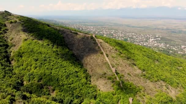 Vuelo aéreo sobre las murallas de la antigua fortaleza en la pequeña ciudad de Signagi, Georgia — Vídeo de stock